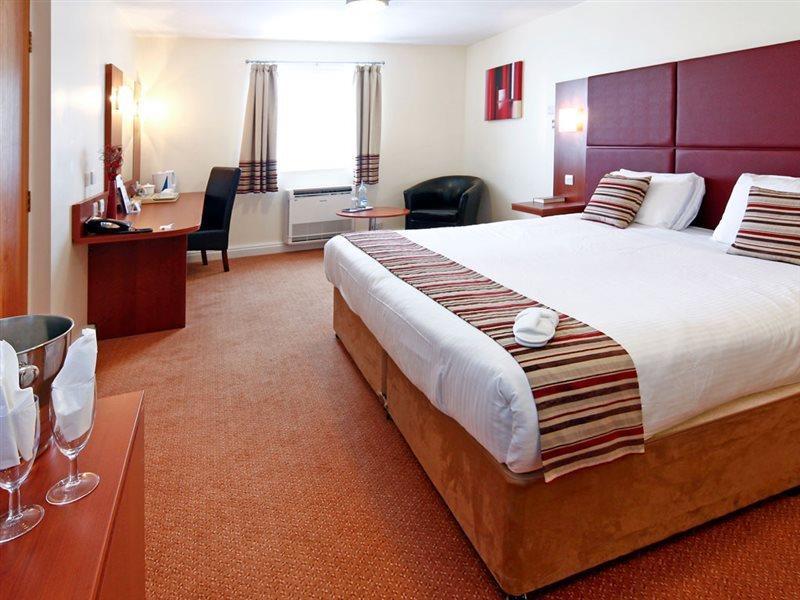Mercure Swindon East Hotel And Spa Exterior photo